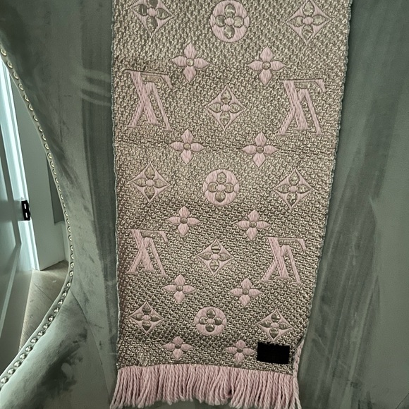 Authentic LV wool monogram scarf-brand new - Picture 5 of 6